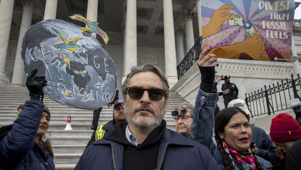 Joaquin Phoenix march in the Fire Drill Fridays rally - Sputnik International