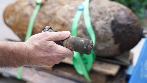 Marco Ofenstein from Rhineland-Palatinate's bomb disposal team presents the fuze of a World War II aerial bomb after the bomb's disposal in Ludwigshafen, western Germany, on 26 August 2018. - Sputnik International