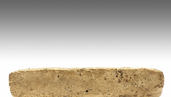Handout picture released on January 9, 2020 by Mexico's National Institute of Anthropology (INAH) showing a 1.93-kilogram gold bar found in a Mexico City park in 1981 by a construction woker during excavations for a new building - Sputnik International