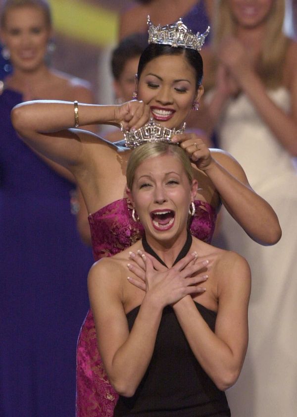 Former Miss America Angela Perez Baraquio, top, crowns Miss Oregon Katie Harman, a collegian who aspires to a career in bioethics, as Miss America 2002, during the Miss America Pageant at the Atlantic City, N.J., Boardwalk Convention Hall Saturday, Sept. 22, 2001.  - Sputnik International