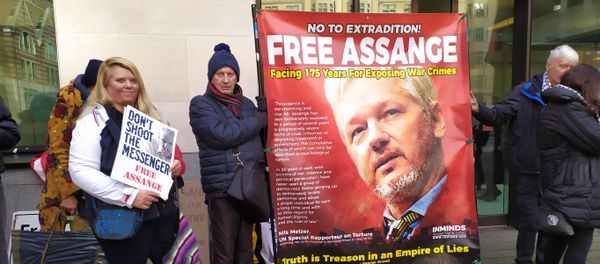Demonstrators stand outside Westminster Magistrates Court with banners displaying their support for Assange - Sputnik International