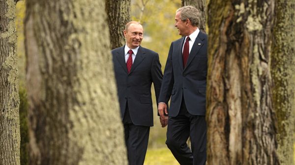 Russian President Vladimir Putin and US President George W. Bush in in the Russian resort city of Sochi Russian President Vladimir Putin and US President George W. Bush in in the Russian resort city of Sochi - Sputnik International