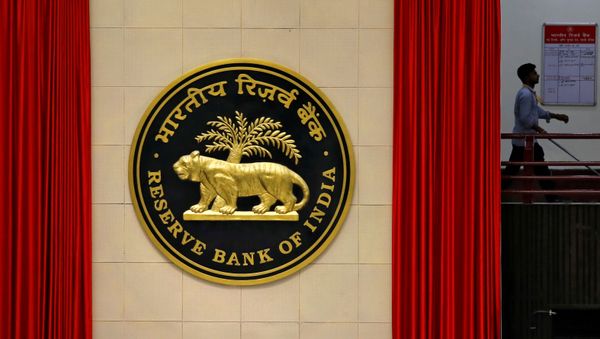  A worker walks past the logo of Reserve Bank of India (RBI) inside its office in New Delhi, India July 8, 2019 - Sputnik International