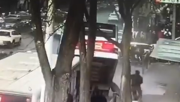 Enormous Sinkhole in China Swallows Bus, Leaving Six Dead - Sputnik International