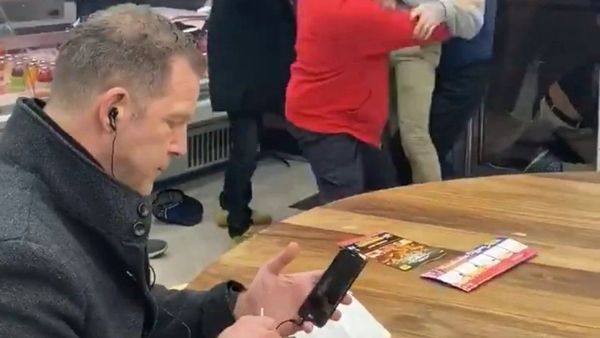 A man sits calmly during a fight at a kebab shop, England - Sputnik International
