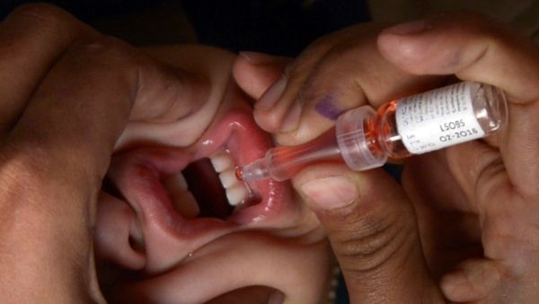 A Pakistani health worker administers polio drops to a child during a polio vaccination campaign in Karachi on January 27, 2015. - Sputnik International