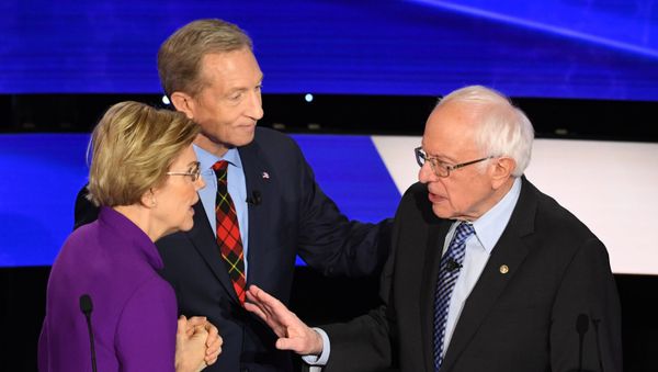 Three Democratic presidential hopefuls: Massachusetts Senator Elizabeth Warren, billionaire-philanthropist Tom Steyer (C) and Vermont Senator Bernie Sanders speak after the seventh Democratic primary debate of the 2020 presidential campaign, season co-hosted by CNN and the Des Moines Register at the Drake University campus in Des Moines, Iowa on 14 January 2020.  - Sputnik International
