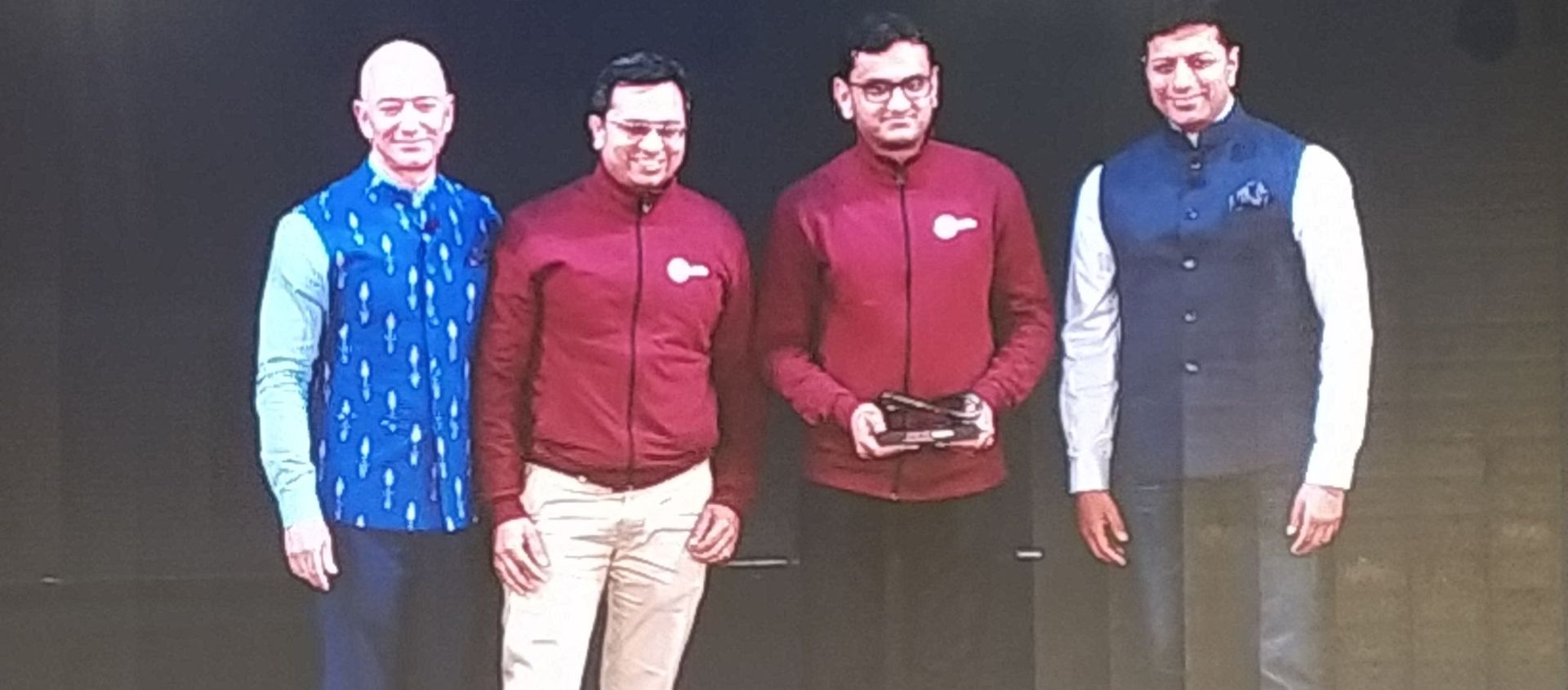 Amazon CEO Jeff Bezos facilitates Infosys co-founder NR Narayanmurthy at Amazon Smbhav event in New Delhi Amazon CEO Jeff Bezos facilitates Infosys co-founder NR Narayanmurthy at Amazon Smbhav event in New Delhi - Sputnik International, 1920, 15.01.2020