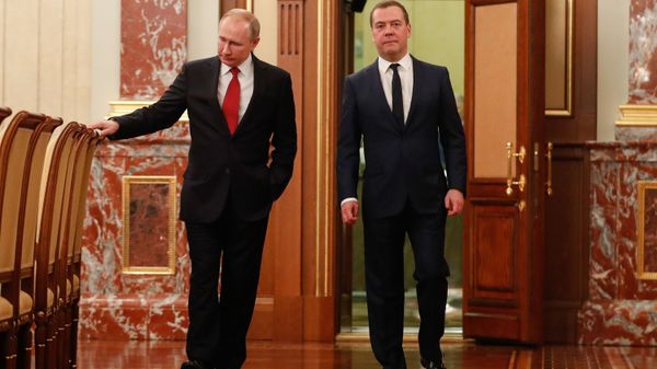 Russian President Vladimir Putin and Russian Prime Minister Dmitry Medvedev visit the Government's headquarter, in Moscow, Russia - Sputnik International