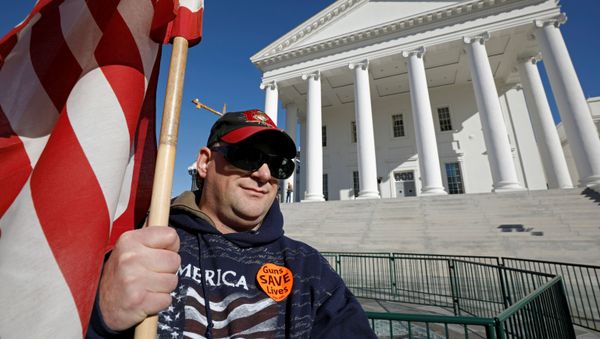 Gun rights activist James Davis, 43 and from King George, Virginia, demonstrates outside the Virginia State Capitol building as the General Assembly prepares to convene in Richmond, Virginia, U.S. January 8, 2020. - Sputnik International
