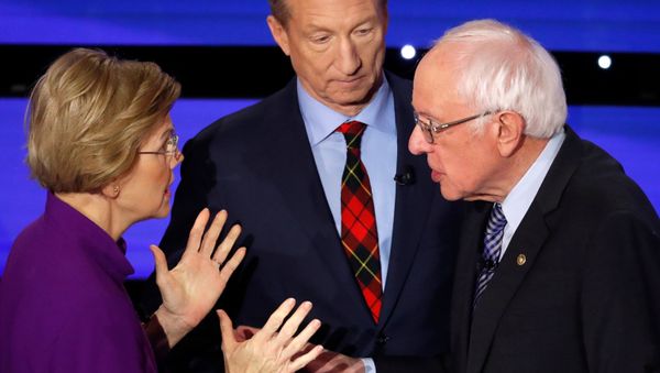 Democratic 2020 U.S. presidential candidates (L-R) Senator Elizabeth Warren (D-MA) speaks with Senator Bernie Sanders (I-VT) as billionaire activist Tom Steyer listens after the seventh Democratic 2020 presidential debate at Drake University in Des Moines, Iowa, U.S., January 14, 2020.  - Sputnik International