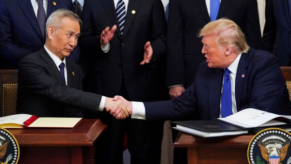Chinese Vice Premier Liu He and U.S. President Donald Trump shake hands after signing phase one of the U.S.-China trade agreement - Sputnik International