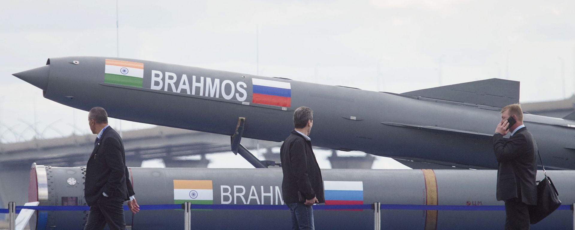 Visitors walk past an Indian Brahmos anti-ship missile at the International Maritime Defence show in St.Petersburg, Russia, Thursday, July 11, 2019 Visitors walk past an Indian Brahmos anti-ship missile at the International Maritime Defence show in St.Petersburg, Russia, Thursday, July 11, 2019 - Sputnik International, 1920, 29.08.2022