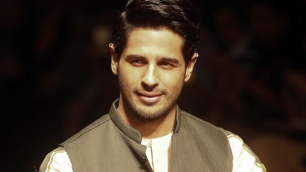 Bollywood actor Sidharth Malhotra displays a creation by Kunal Rawal during the Lakme Fashion Week in Mumbai, India, Saturday, April 2, 2016 - Sputnik International