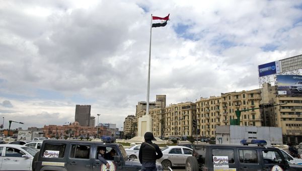 Egyptian police stand guard in Tahrir Square, Cairo - Sputnik International