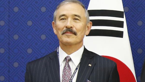  U.S. Ambassador to Seoul Harry Harris pose for photos during their meeting at the Foreign Ministry in Seoul, South Korea - Sputnik International