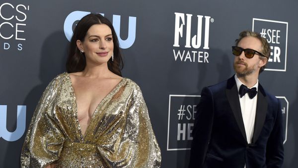 Anne Hathaway, left, and Adam Shulman arrive at the 25th annual Critics' Choice Awards on Sunday, Jan. 12, 2020, at the Barker Hangar in Santa Monica, Calif.  - Sputnik International