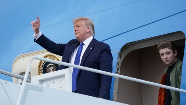 U.S. President Donald Trump and his son Barron step out from Air Force One upon arrival in West Palm Beach, Florida - Sputnik International