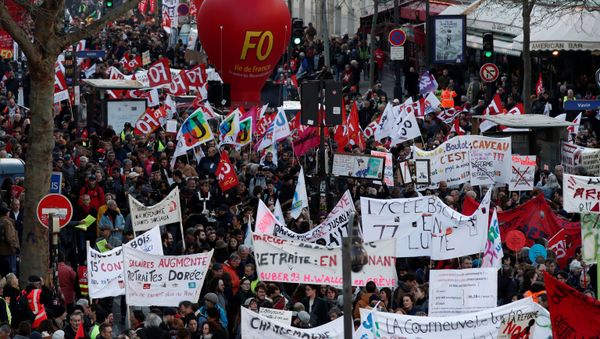 French Labour Unions and Workers on Strike Against Pensions Reforms in Paris - Sputnik International
