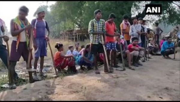 Chhattisgarh:Locals of Naxal-affected village  Palamadgu in Sukma build road themselves for better connectivity - Sputnik International