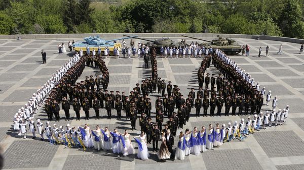 Young military cadets and schoolgirls stand in shape of a trident, a Ukrainian national symbol, as they attend a parade of Kiev military schools. - Sputnik International