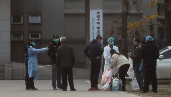 Medical staff and security personnel stop patients' family members from getting too close to the Jinyintan hospital, where patients with pneumonia caused by the new strain of coronavirus are being treated, in Wuhan, Hubei province, China, 20 January 2020 Medical staff and security personnel stop patients' family members from getting too close to the Jinyintan hospital, where patients with pneumonia caused by the new strain of coronavirus are being treated, in Wuhan, Hubei province, China, 20 January 2020 - Sputnik International