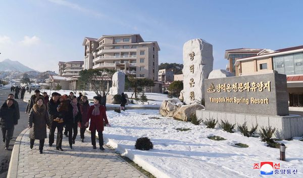 Sleighs, Skis and Hot Springs: North Koreans Show How to Relax at Newly-Open Yangdok Resort Sleighs, Skis and Hot Springs: North Koreans Show How to Relax at Newly-Open Yangdok Resort - Sputnik International