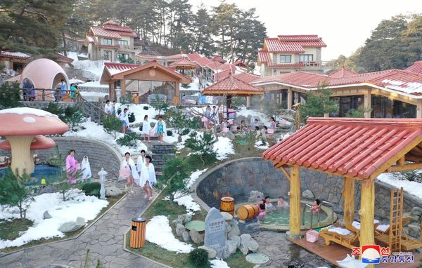 Sleighs, Skis and Hot Springs: North Koreans Show How to Relax at Newly-Open Yangdok Resort Sleighs, Skis and Hot Springs: North Koreans Show How to Relax at Newly-Open Yangdok Resort - Sputnik International