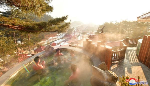 Sleighs, Skis and Hot Springs: North Koreans Show How to Relax at Newly-Open Yangdok Resort Sleighs, Skis and Hot Springs: North Koreans Show How to Relax at Newly-Open Yangdok Resort - Sputnik International