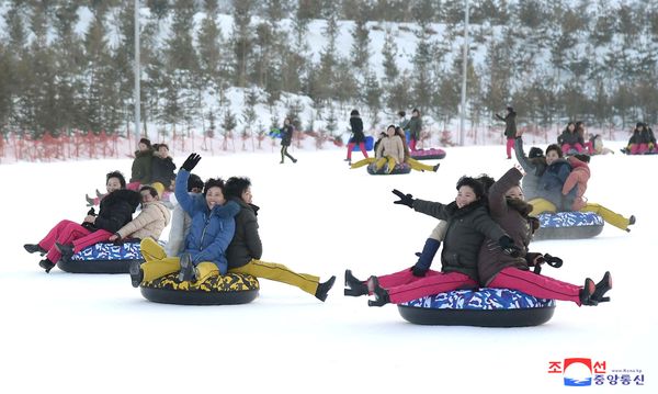 Sleighs, Skis and Hot Springs: North Koreans Show How to Relax at Newly-Open Yangdok Resort Sleighs, Skis and Hot Springs: North Koreans Show How to Relax at Newly-Open Yangdok Resort - Sputnik International