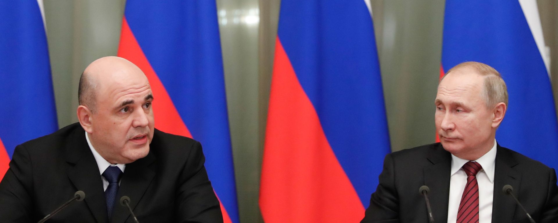 Russian Prime Minister Mikhail Mishustin, left, and Russia President Vladimir Putin hold a meeting with members of the new national government at the Government's headquarter, in Moscow, Russia, January 21, 2020. - Sputnik International, 1920, 04.07.2023