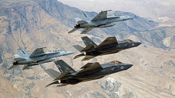 F-35C Lightning IIs and F/A-18E/F Super Hornets - Sputnik International
