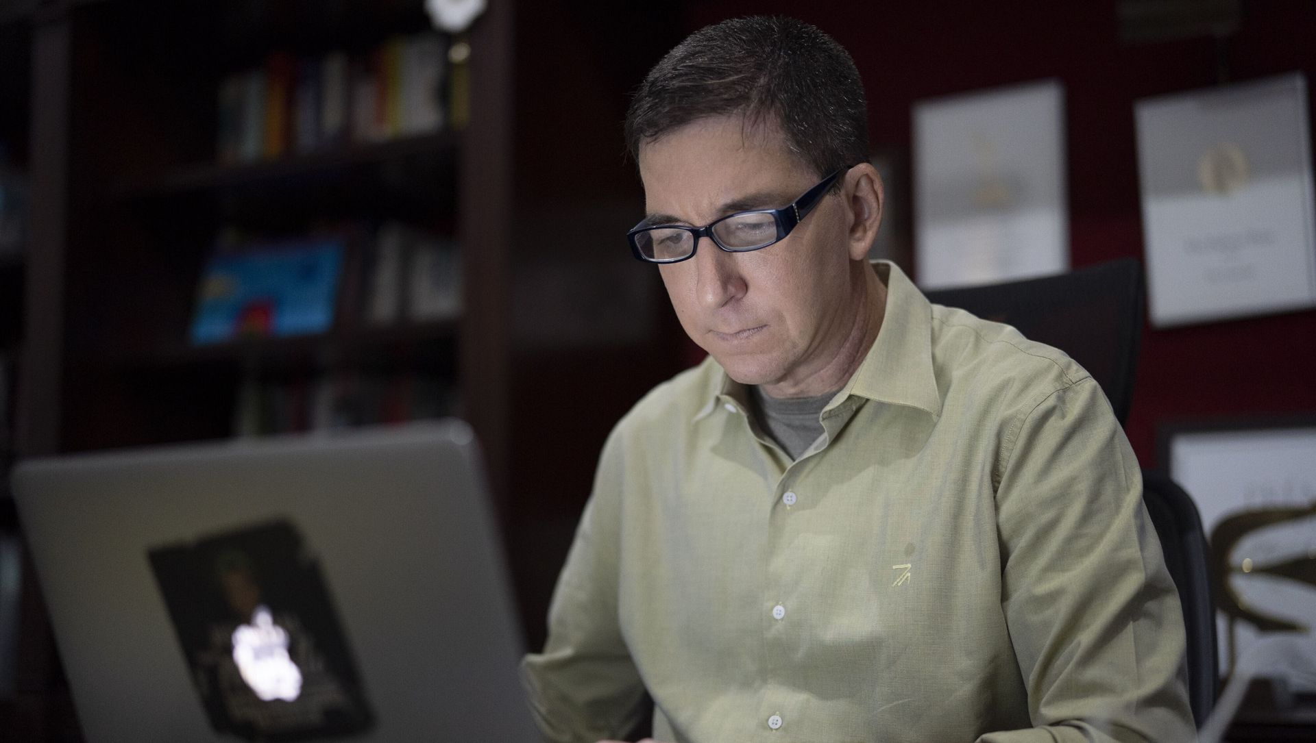 In this July 10, 2019 file photo, U.S. journalist Glenn Greenwald checks his news website at his home in Rio de Janeiro, Brazil. Brazilian prosecutors accused Greenwald on Tuesday, Jan. 21, 2020, of involvement in hacking the phones of Brazilian officials involved in a corruption investigation, though Brazil's high court had blocked investigations of the journalist or his Brazil-based news outlet in relation to the case. In this July 10, 2019 file photo, U.S. journalist Glenn Greenwald checks his news website at his home in Rio de Janeiro, Brazil. Brazilian prosecutors accused Greenwald on Tuesday, Jan. 21, 2020, of involvement in hacking the phones of Brazilian officials involved in a corruption investigation, though Brazil's high court had blocked investigations of the journalist or his Brazil-based news outlet in relation to the case. - Sputnik International, 1920, 05.04.2021