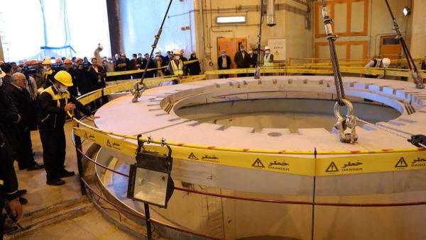 Members of the media and officials tour the water nuclear reactor at Arak, Iran December 23, 2019 - Sputnik International