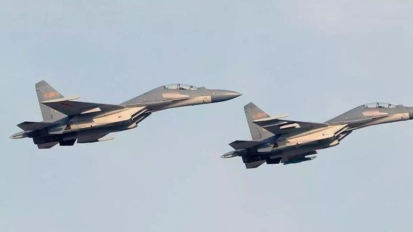 Two Chengdu J-16 Fighters of China's People's Liberation Army Air Force (PLAAF) - Sputnik International