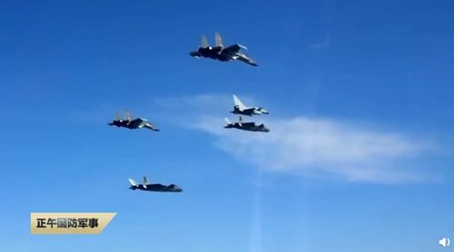 The “three musketeers of the sky” – the J-20, J-16 and J-10C – fly in formation in a real-combat scenario training session - Sputnik International, 1920, 14.11.2023