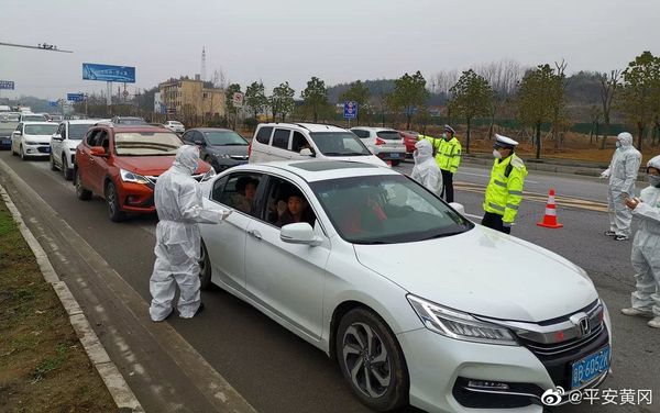 Chinese residents have their temperature scanned amid the spread of the deadly virus in the country - Sputnik International