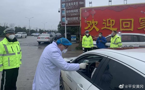 A doctor scans a driver's temperature amid coronavirus outbreak in China - Sputnik International