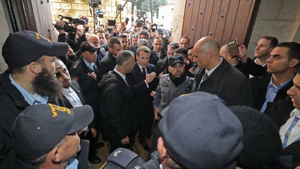 French President Emmanuel Macron asks Israeli police officers to leave the French 12th-century Church of Saint Anne in the old city of Jerusalem on January 22, 2020 French President Emmanuel Macron asks Israeli police officers to leave the French 12th-century Church of Saint Anne in the old city of Jerusalem on January 22, 2020 - Sputnik International