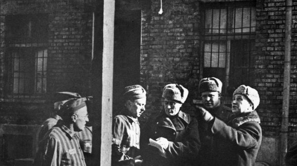 Great Patriotic War (1941-1945). An emergency expert commission inspects gallows in the Auschwitz concentration camp - Sputnik International