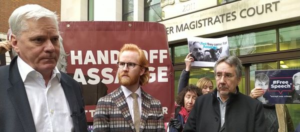 Kristinn Hrafnsson, Joseph Farrell and John Rees outside Westminster Magistrates Court 23 January 2020 - Sputnik International