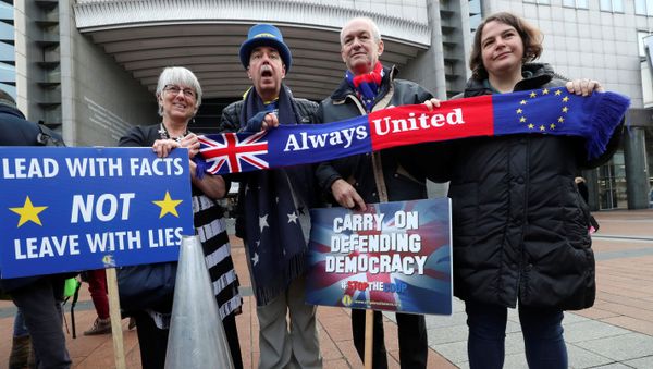 Westminster protester and anti-Brexit activist Steve Bray and members of the European Parliament take part in a protest outside the EU Parliament in Brussels, Belgium January 23, 2020 - Sputnik International