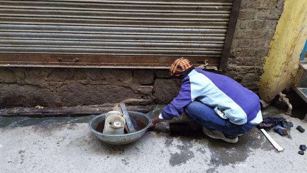 Mohammad Sheikh Hamid Makes a Living by Collecting Yellow Metal from Drains in New Delhi - Sputnik International