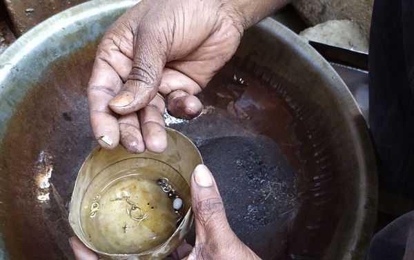 Mohammad Sheikh Hamid Makes a Living by Collecting Yellow Metal from Drains in New Delhi - Sputnik International