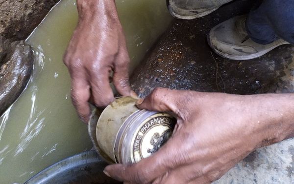 Mohammad Sheikh Hamid Makes a Living by Collecting Yellow Metal from Drains in New Delhi - Sputnik International