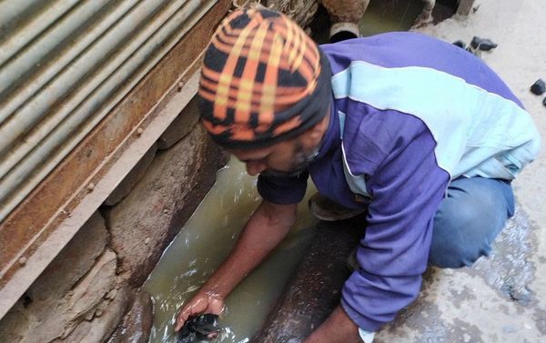 Mohammad Sheikh Hamid Makes a Living by Collecting Yellow Metal from Drains in New Delhi - Sputnik International