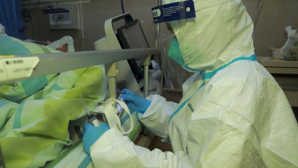 A medical staff at the Zhongnan Hospital of Wuhan University, in Wuhan - Sputnik International