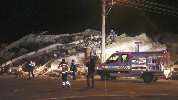 Rescue workers search on a collapsed building after a 6.8 earthquake struck Sivrice town in Elazig in eastern Turkey, Friday, Jan. 24, 2020.  - Sputnik International