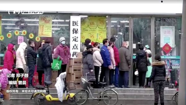 People wearing masks queue at a shop in Wuhan, Hubei province, China January 23, 2020, in this still image taken from video - Sputnik International