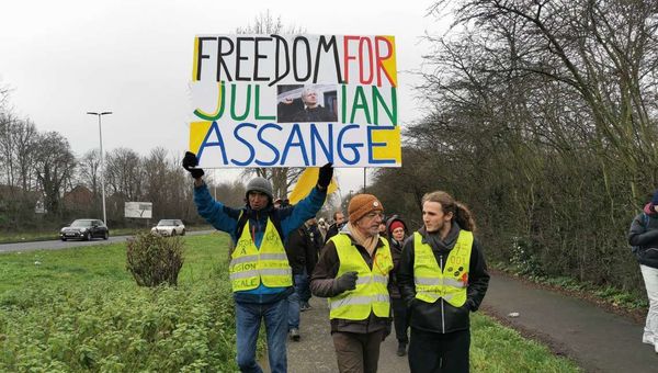 Yellow Vests Protesters Gather Outside Belmarsh Prison to Support Julian Assange Yellow Vests Protesters Gather Outside Belmarsh Prison to Support Julian Assange - Sputnik International